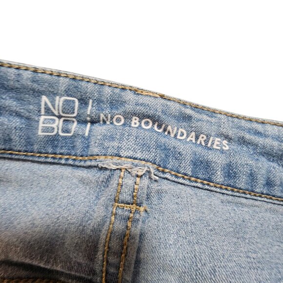 No Boundaries Light Wash Mid-Rise Straight Leg Denim Jeans Womens Size 18W - Picture 3 of 3